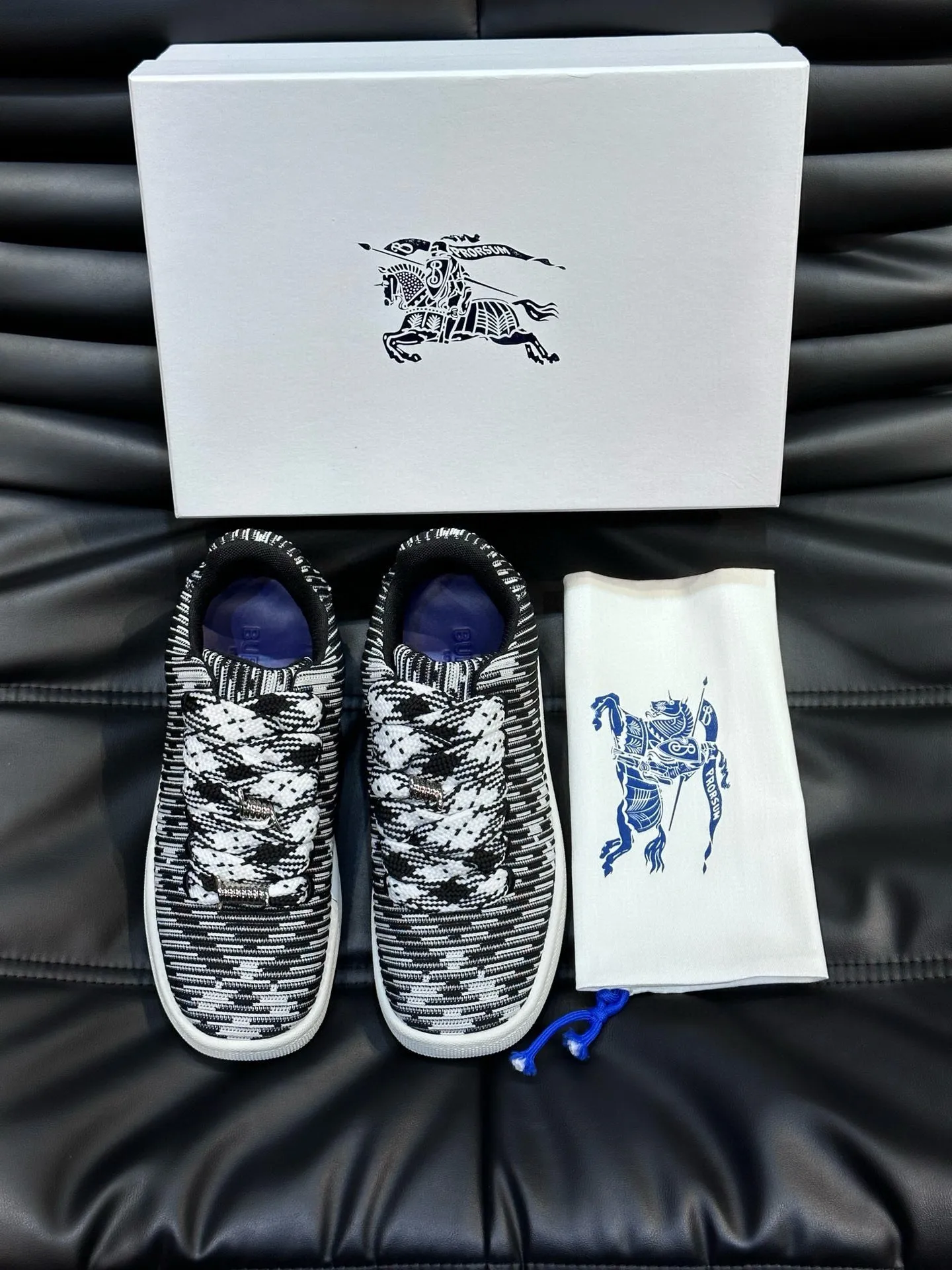 Factory price: 458💰Burberry Box series👫 Thick-soled casual sports shoes for couples, cool sneakers and bread shoes, purchased and developed from the original version, the top version of Box series sports shoes, made of original plaid/knitted fabric, embellished with EKD embossing. Made of mesh lining, the laces are decorated with metal coils, the rubber sole is decorated with the Burberry letter logo, and the original molded 3.5CM two-color T men's shoe 💰U outsole! Code number: 35-45 (35-45 customized)